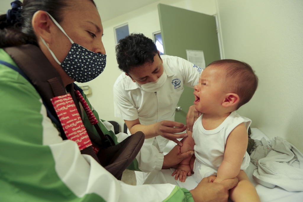 Autoridades de Torreón y Lerdo conformaron un frente para brindar acompañamiento legal a los padres de bebés en La Laguna para realizar amparos y que puedan obtener las vacunas BCG. (ARCHIVO)