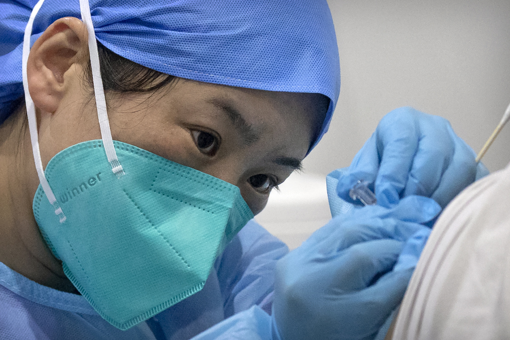 Hasta finales de febrero, China había administrado 52.5 millones de dosis de vacunas. (AP) 