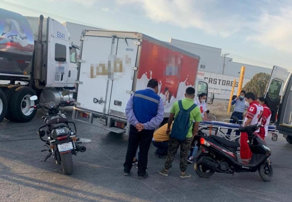 Los socorristas de la Cruz Roja brindaron los primeros auxilios a la mujer, quien sufrió heridas superficiales. (EL SIGLO DE TORREÓN)