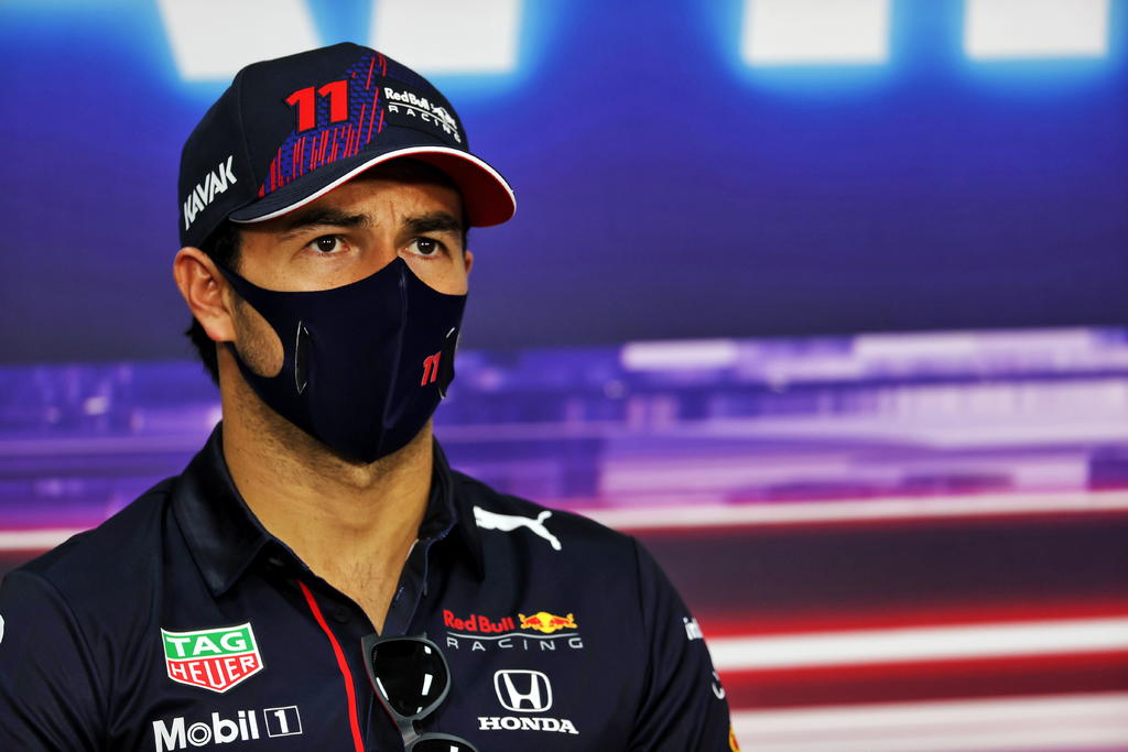 El piloto mexicano Sergio Pérez, que en 2021 debuta en las filas del equipo Red Bull Racing, se muestra confiado tras los entrenamientos de pretemporada llevado a cabo en Baréin y afirmó que está 'muy ilusionado con la temporada' y cree que dispone de 'un buen coche'. (EFE) 