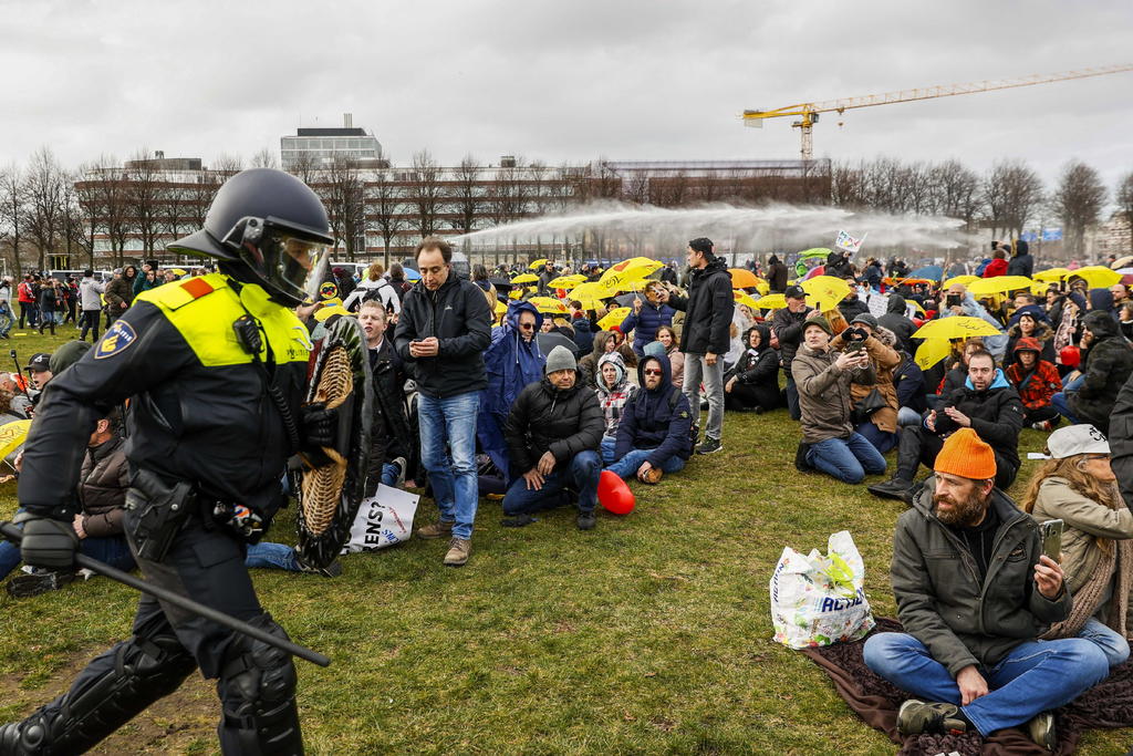 La policía holandesa usó cañones lanzaaguas y agentes montados a caballo el domingo para dispersar una protesta contra las restricciones dictadas por el coronavirus, poco antes de comenzar un período de tres días en que se celebrarán elecciones regionales. (EFE) 