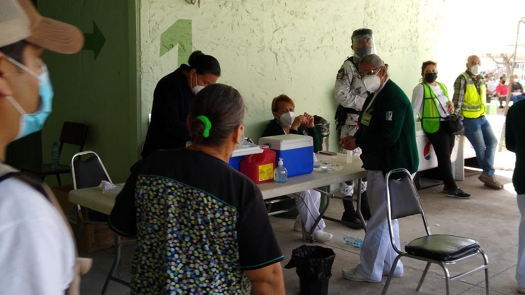 Para este lunes 15 de marzo, pese a ser un día inhábil, las brigadas correcaminos instalados en la escuela primaria Modelo y el CONALEP de Piedras Negras, continuaron con ésta campaña de vacunación que, forma parte de la Estrategia Nacional de Vacunación contra el COVID-19.
(EL SIGLO DE TORREÓN)