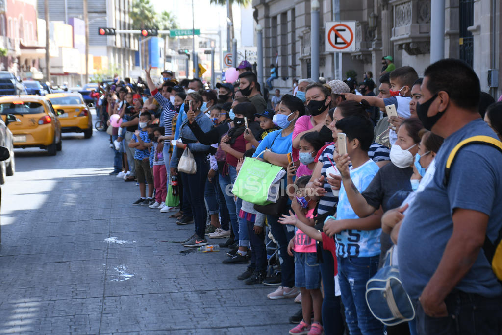 Autoridades confirmaron que la Caravana de la Primavera 2021 se realizó hoy lunes por calles de Torreón sin contar con la autorización correspondiente, evento que además generó algunas aglomeraciones de espectadores en puntos como el Bosque Venustiano Carranza y la Plaza Mayor. (FERNANDO COMPEÁN)
