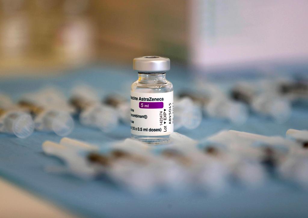Las dudas crecientes sobre la vacuna contra la COVID-19 de AstraZeneca amenazan la inmunización de millones de personas en América, sobre todo en países con una cartera reducida de vacunas y que dependen totalmente de las dosis de la farmacéutica anglo-sueca. (ARCHIVO)