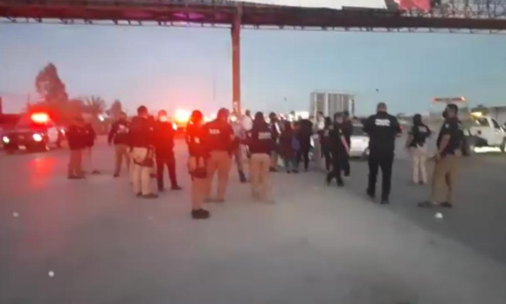 De forma violenta policías de la Fiscalía General de Justicia del Estado (FGJE) y de la Policía Civil Coahuila, (PPC) dispersaron una manifestación que se realizaba a la entrada de la ciudad de San Pedro, pues exigían la liberación de dos personas que el sábado fueron detenidas. (EL SIGLO DE TORREÓN)