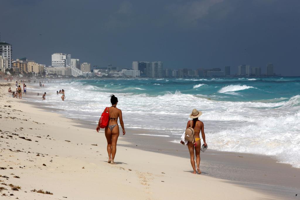 El gobierno de Quintana Roo aseguró que cuenta con protocolos para garantizar la protección sanitaria de turistas, ante la pandemia de COVID-19. (ARCHIVO)