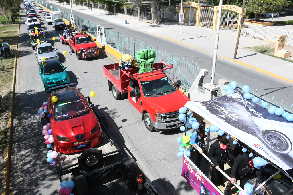 La caravana de vehículos motorizados partió del Avión Francisco Sarabia en Ciudad Lerdo, avanzó por el bulevar Miguel Alemán y posteriormente entró a Torreón. (FERNANDO COMPEÁN)