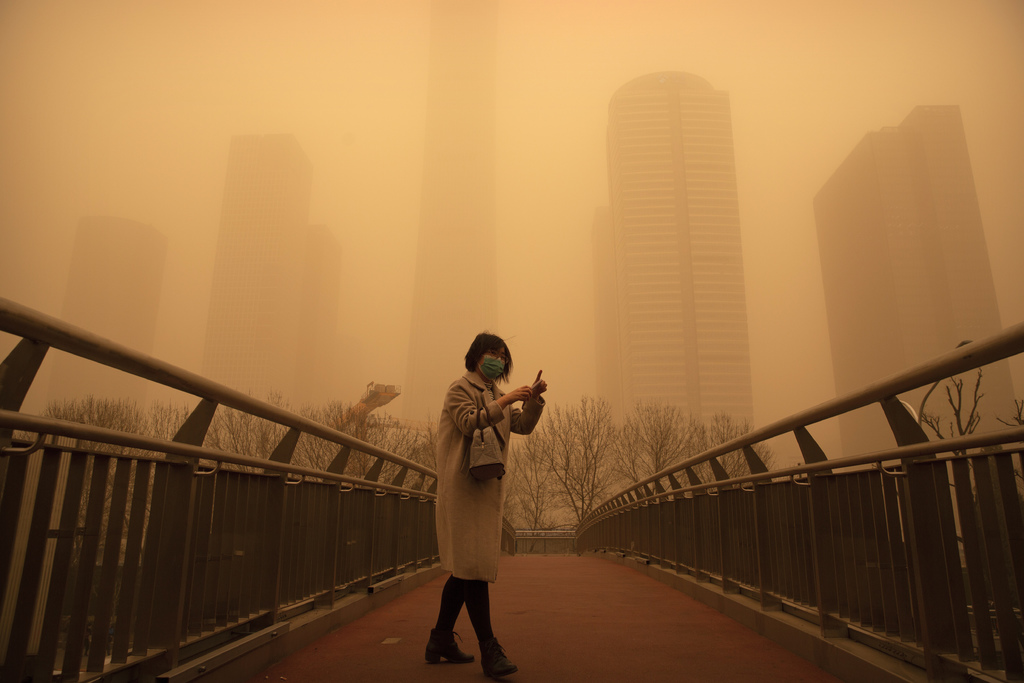 Los rascacielos del centro de Beijing parecían haber desaparecido de la vista entre el polvo y la arena. (AP) 