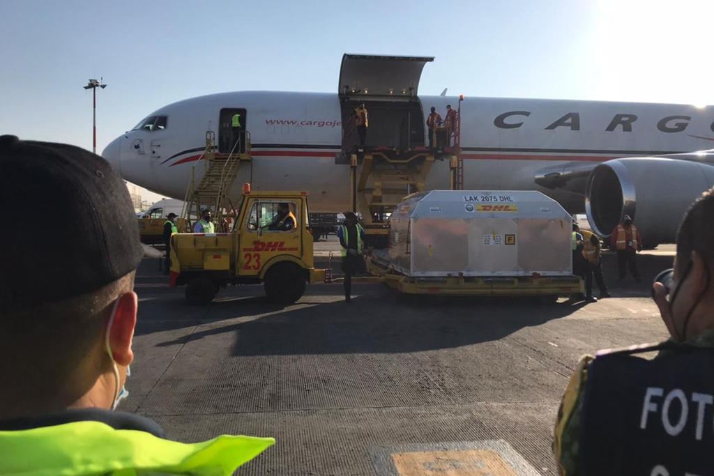 Un avión con 217,425 vacunas de Pfizer-BioNTech aterrizó esta mañana en el Aeropuerto Internacional de la Ciudad de México (AICM). (EL UNIVERSAL)