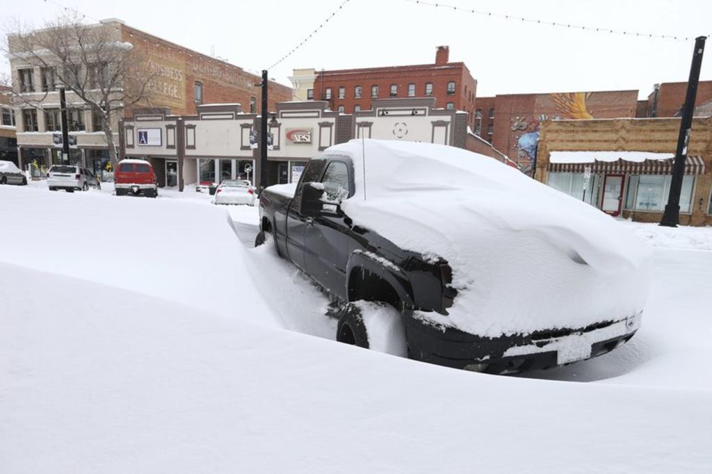Las escuelas del este de Wyoming y el norte de Colorado permanecieron cerradas el martes por segundo día y los caminos estaban intransitables después de una nevada intensa. (ARCHIVO) 
