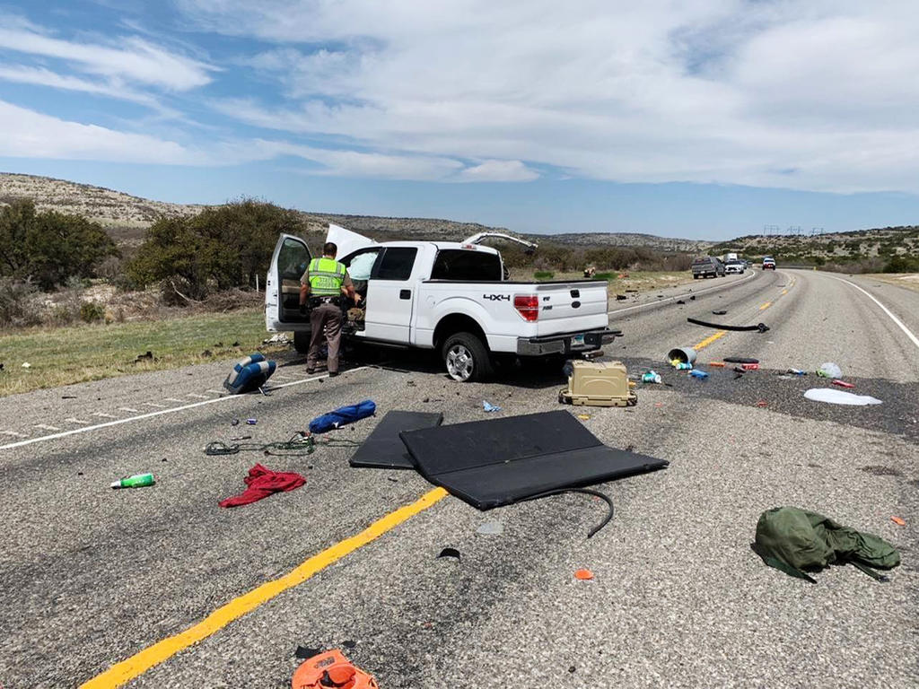 Ocho personas que viajaban en una pickup cargada de inmigrantes murieron cuando el vehículo chocó con otra camioneta tras una persecución policial cerca de la ciudad fronteriza de Del Río, en Texas, informaron las autoridades.(AP)
