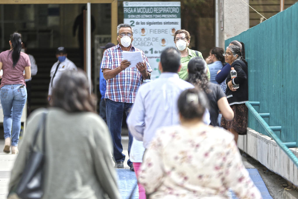 Si bien el número de contagios ha disminuido considerablemente en Durango, la Secretaría de Salud estatal llama a no bajar la guardia pues más que poder pasar al color verde en el semáforo de riesgo epidemiológico, se podría registrar una ola de contagios de COVID-19 que asegura “podría ser devastadora”. (ARCHIVO)