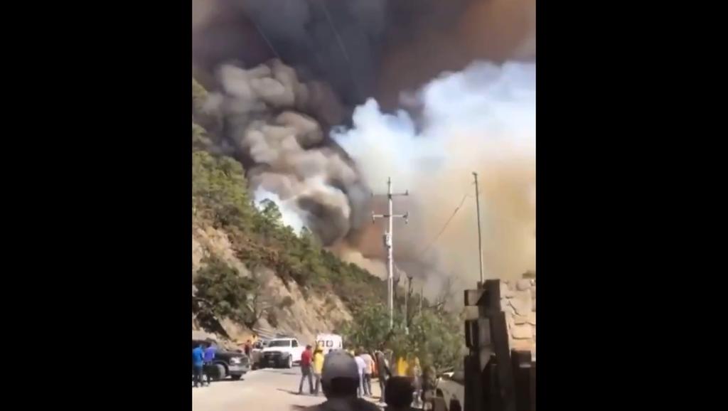 La tarde de hoy se registró un incendio forestal en la Sierra de Arteaga, en los límites entre Coahuila y Nuevo León.  (ESPECIAL)