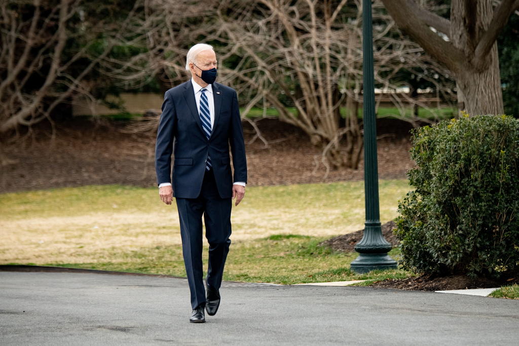 Este martes el presidente de los Estados Unidos, Joe Biden, aseguró que su administración está en conversaciones con diversos países sobre la posibilidad de compartir vacunas contra el coronavirus. (ARCHIVO)
