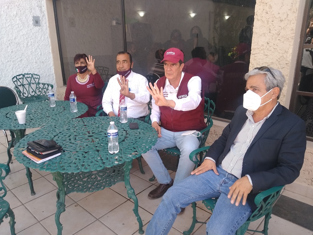 Seis aspirantes a la presidencia municipal de Torreón se reunieron ayer con miras a formar un frente común. (ANGÉLICA SANDOVAL)