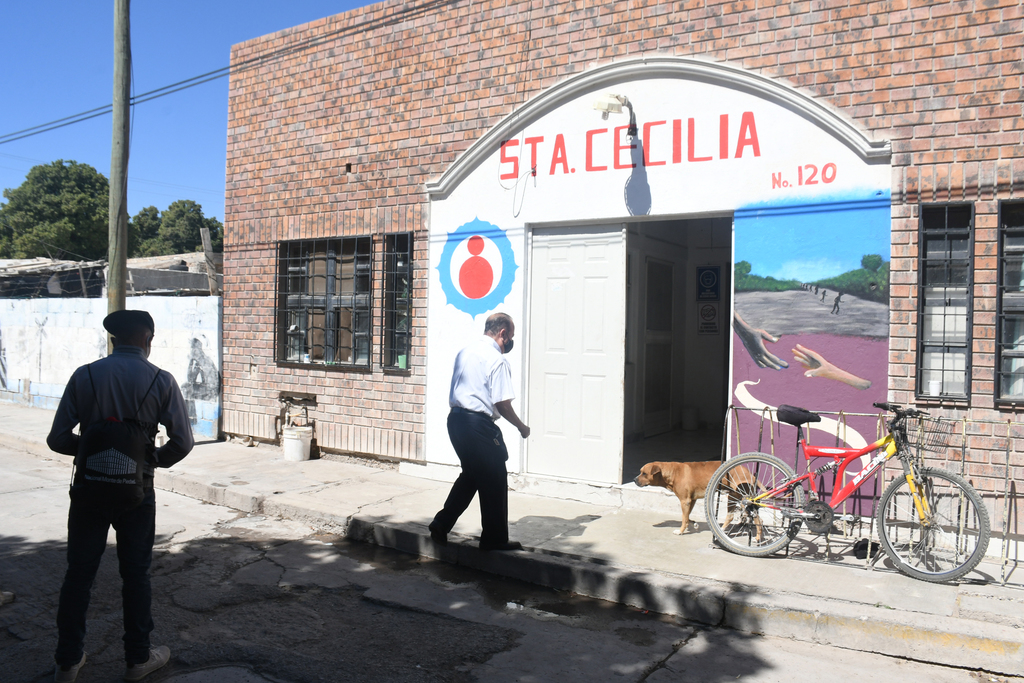 El comedor de Santa Cecilia está ubicado en la colonia Las Julietas sobre la avenida Torreón, a unos metros de la parroquia. (FERNANDO COMPEÁN)