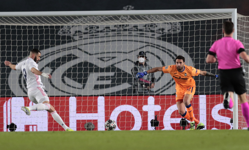 Karim Benzema dispara para marcar el primer tanto del partido. (AP)