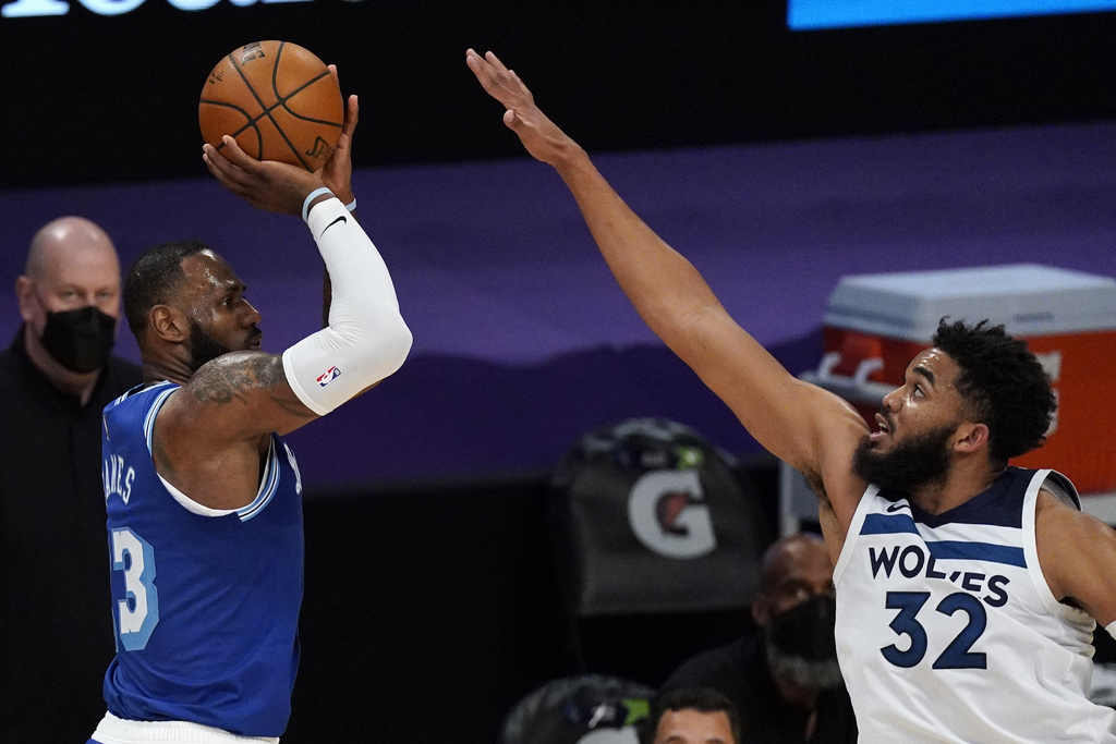 LeBron James (i) metió 25, bajó 12 rebotes y repartió 12 asistencias, en el triunfo de Lakers 137-121 sobre los Timberwolves. (AP)