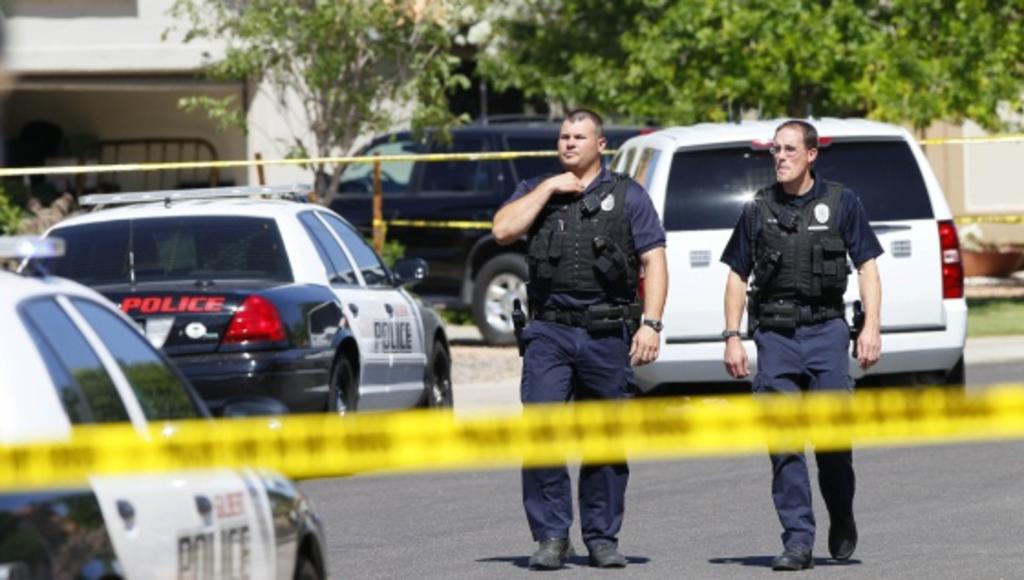 Agentes con armas largas y equipo especial, algunos con perros, allanaron casas vecinas hasta determinar que no había peligro para la población.
(ARCHIVO)