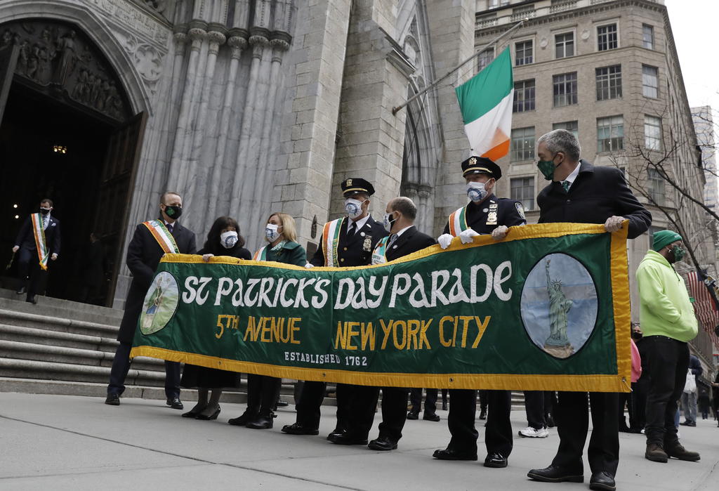 Estados Unidos celebró este miércoles el Día de San Patricio, una fecha para conmemorar su herencia irlandesa, con eventos virtuales en todo el país, los pubs a medio llenar y un discreto desfile en Nueva York para respetar la distancia social por la pandemia, que sigue siendo una amenaza pese al avance de la vacunación. (EFE) 