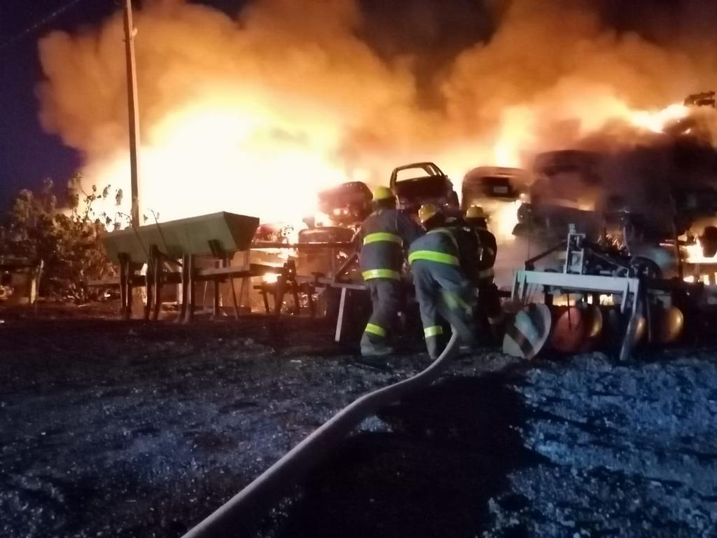 La tarde de este miércoles inició un fuerte incendio en el Corralón Municipal de Matamoros, el cual consumió cientos de vehículos que se encontraban resguardados en el lugar. (EL SIGLO DE TORREÓN)