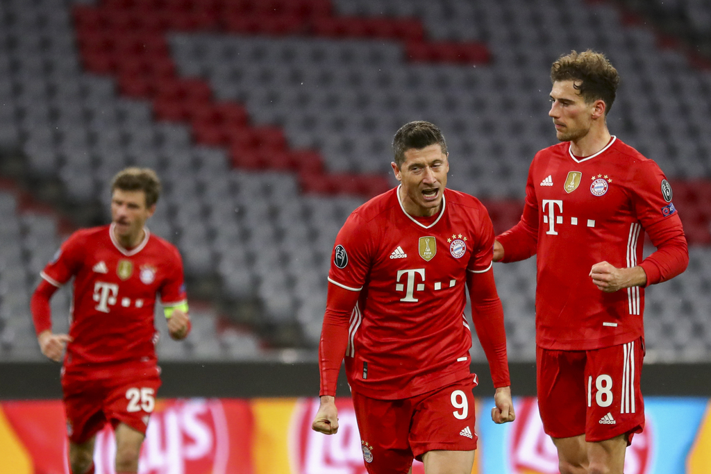 Robert Lewandowski (9) celebra luego de marcar de penal el primer tanto del Bayern, en la victoria 2-1 sobre Lazio. (AP)