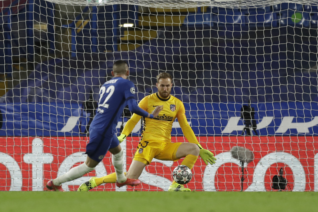 Hakim Ziyech vence a Jan Oblak para marcar el primer tanto del Chelsea, que venció 2-0 al Atlético de Madrid. (AP)