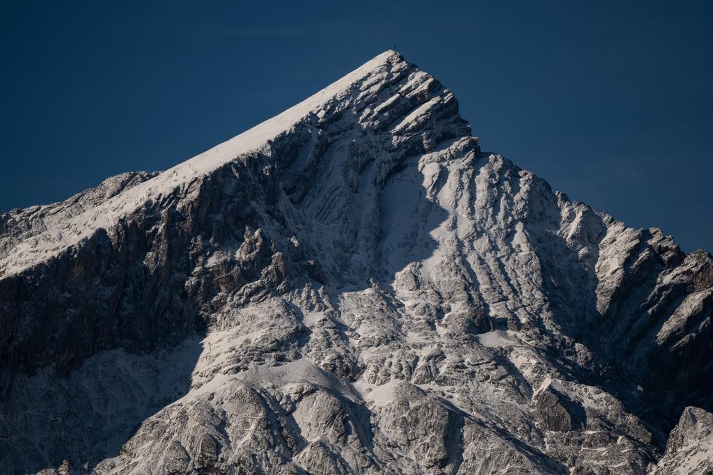 La temporada de nieve en los Alpes, por debajo de los 2,000 metros, disminuyó entre 22 y 34 días durante casi los últimos 50 años, según un análisis en seis países alpinos publicado en la revista The Cryosphere. (ARCHIVO) 
