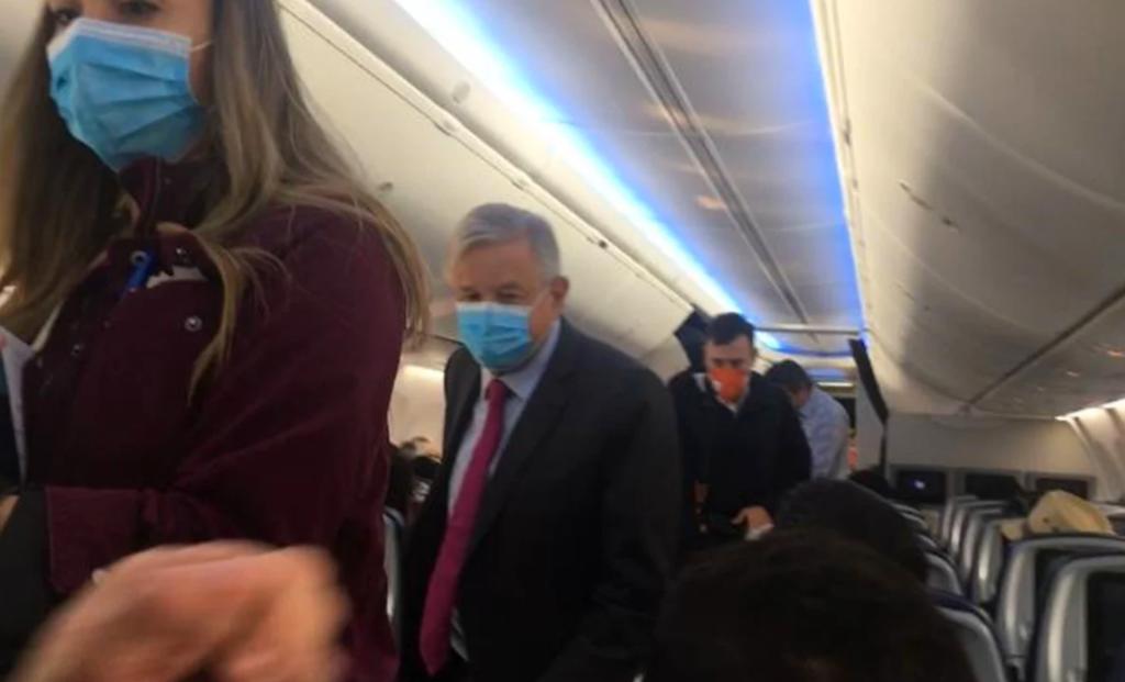 López Obrador arribó al Aeropuerto Internacional de la Ciudad de México (AICM) para tomar un vuelo comercial rumbo a Villahermosa, Tabasco. (ESPECIAL)