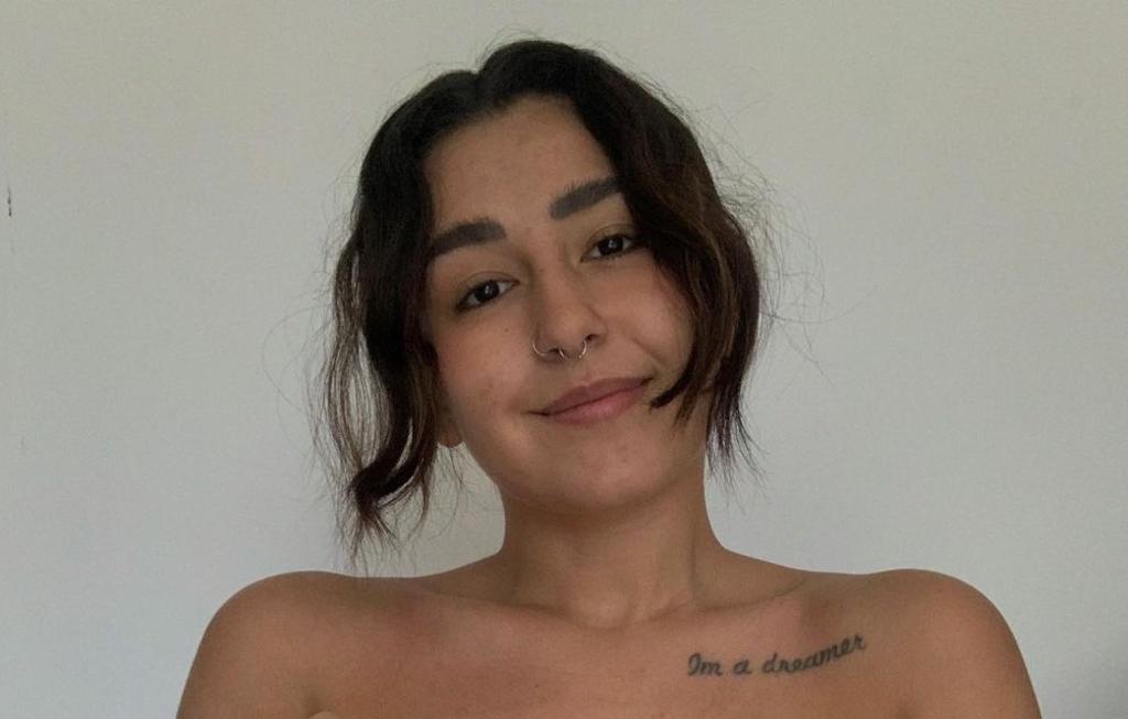 Romina Marcos, la hija de Niurka, compartió con sus seguidores de redes sociales la decisión 'liberadora' de quitarse los implantes de senos que se colocó cuando tenía 20 años. (INSTAGRAM) 
