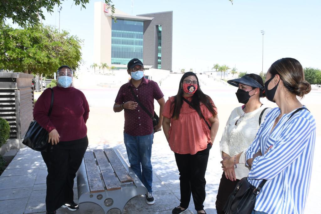 Un grupo de inconformes que se manifestaron esta tarde en la Plaza Mayor de Torreón recordaron que Proni es un programa federal perteneciente a la Secretaría de Educación Pública (SEP) y coordinado por el estado que busca fortalecer los procesos de enseñanza y aprendizaje de una lengua extranjera entre la comunidad estudiantil. (FERNANDO COMPEÁN)