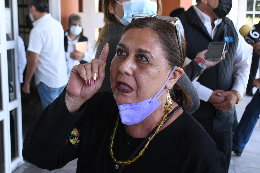 La maestra jubilada Oralia Esparza García acusó que en la Clínica del Magisterio del municipio de Torreón hay desabasto de medicamentos y deficiencias en la infraestructura, empezando por los sanitarios y otras áreas del hospital que están “desmantelados”. (FERNANDO COMPEÁN)