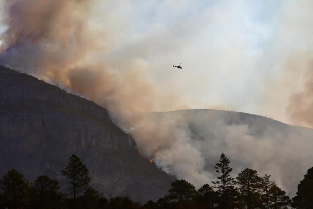 Un incendio forestal en el noreste mexicano deja hasta ahora unas 7,000 hectáreas de bosque afectadas en los estados de Coahuila y Nuevo León y casi 400 personas desalojadas de una decena de comunidades, estimaron este jueves autoridades de esos territorios. (TWITTER)