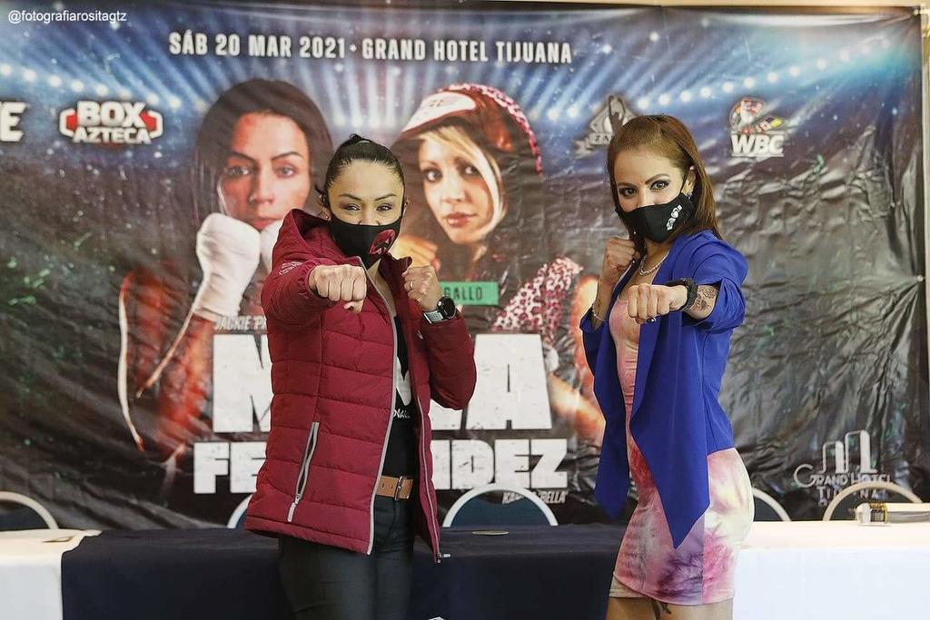 Jackie Nava y Karina Fernández se vieron las caras este jueves, en la conferencia de prensa que ofreció Zanfer en el Grand Hotel Tijuana, con mira a su enfrentamiento del próximo sábado y que encabezará una atractiva función. (CORTESÍA)