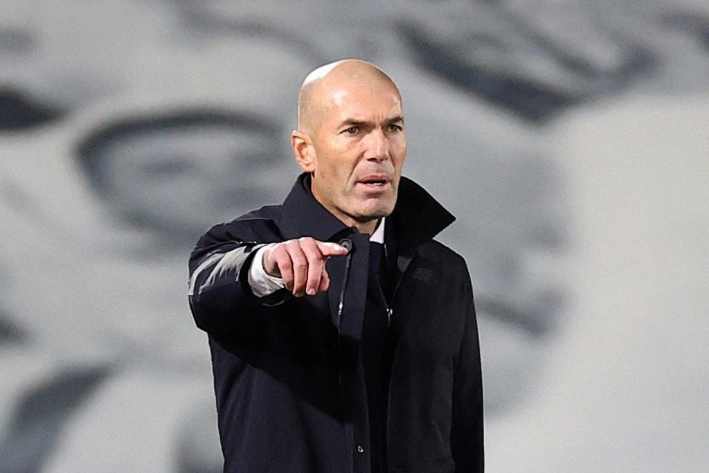 Zidane ha dejado en los últimos tiempos varios mensajes enigmáticos en sus comparecencias al hablar de su continuidad en el banquillo.
(ARCHIVO)