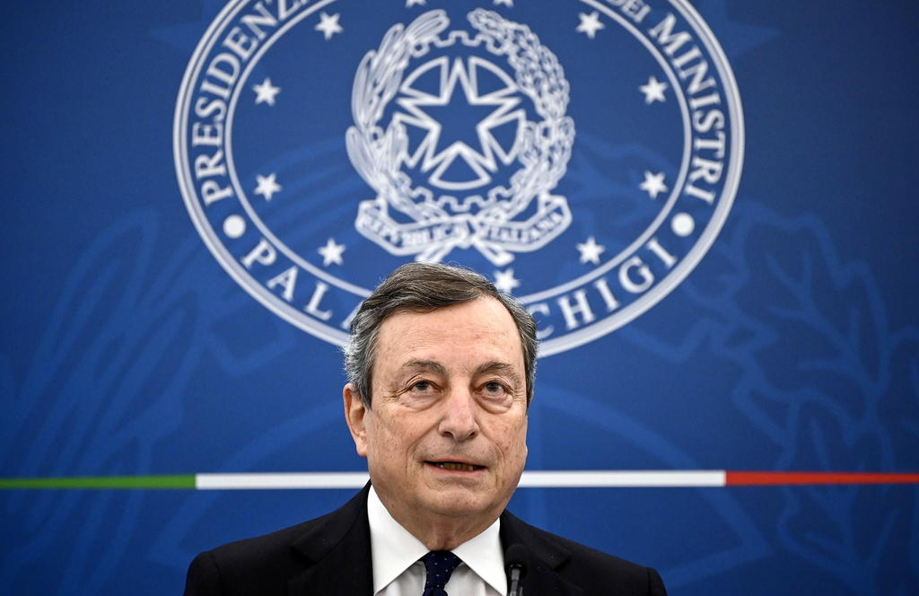 El primer ministro italiano Mario Draghi se vacunará con AstraZeneca, aseguró este viernes, después del segundo aval de la Agencia Europea de Medicamentos (EMA), si bien advirtió que todavía no ha reservado una cita. (EFE)
