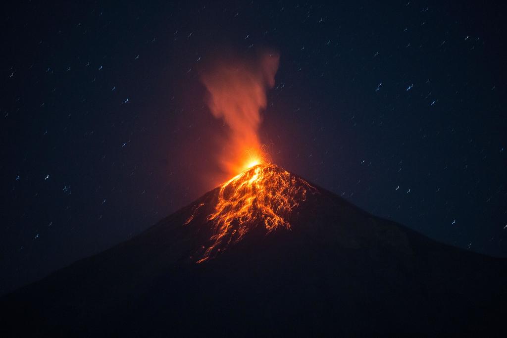 El volcán de Fuego, ubicado en el centro de Guatemala y uno de los más activos de Centroamérica, registra este viernes hasta 11 erupciones por hora y la expulsión de ceniza con gases a gran altura. (ARCHIVO) 