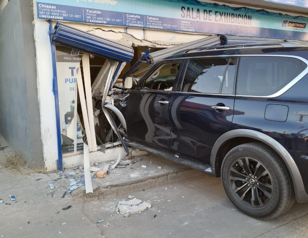 Un hombre impactó el vehículo que conducía contra la fachada de un negocio en la zona centro de la ciudad de Torreón, una empleada del lugar resultó con lesiones leves. (EL SIGLO DE TORREÓN)