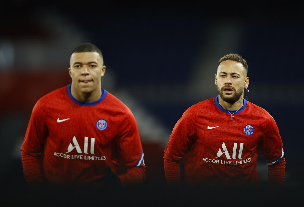 Neymar y Mbappé, por este orden, son los futbolistas mejor pagados en Francia, en la lista publicada este viernes por L'Équipe, en la que los jugadores del París Saint Germain (PSG) copan las once primeras plazas. (ARCHIVO)
