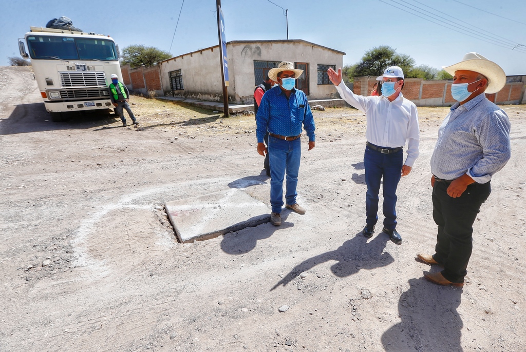 Se entregaron apoyos agropecuarios y se iniciaron obras sociales, siendo Aispuro Torres acompañado por el alcalde interino.