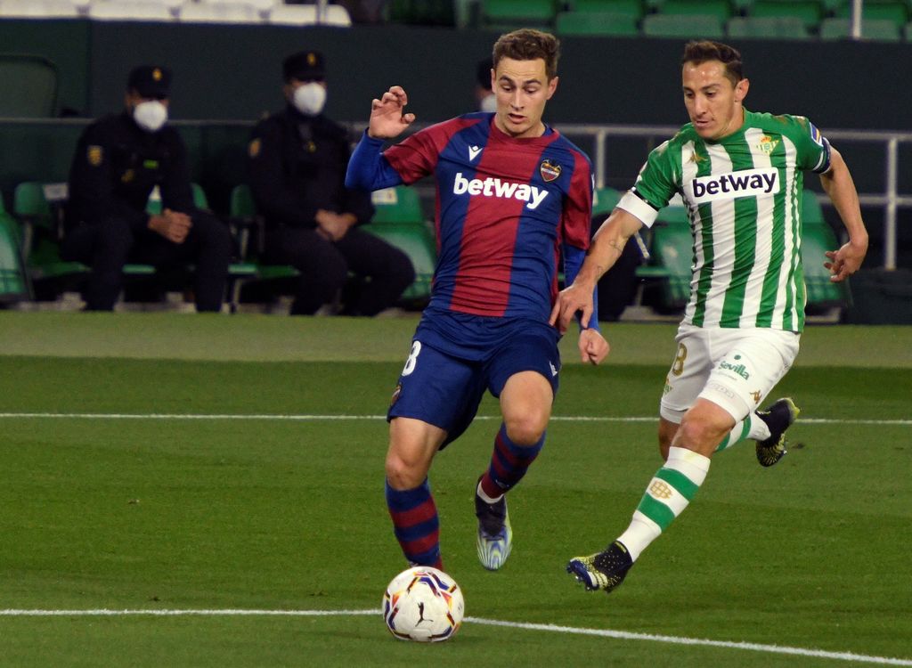 Andrés Guardado disputó todo el partido, en la victoria del Betis 2-0 sobre Levante, en acción de la jornada 28. (EFE)