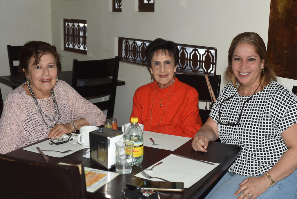 María Elena Rodríguez, Georgina Gutiérrez y Gaby García. (EL SIGLO DE TORREÓN / Jesús Galindo López)