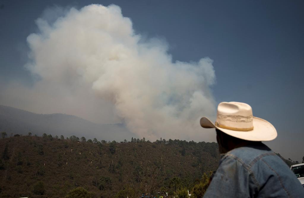 La Secretaría de Medio Ambiente (SMA) informa que el incendio activo en el paraje conocido como “La Pinalosa”, en la Sierra de Arteaga, ha consumido alrededor de dos mil 300 hectáreas de árboles de pino, encino y chaparral montano. (EFE)
