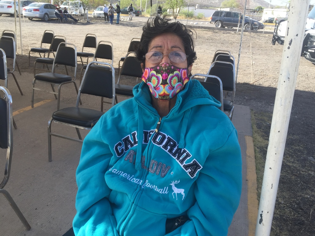 La señora María de la Rosa fue la primera en recibir la vacuna en el Hospital Integral de Mapimí. (GUADALUPE MIRANDA)