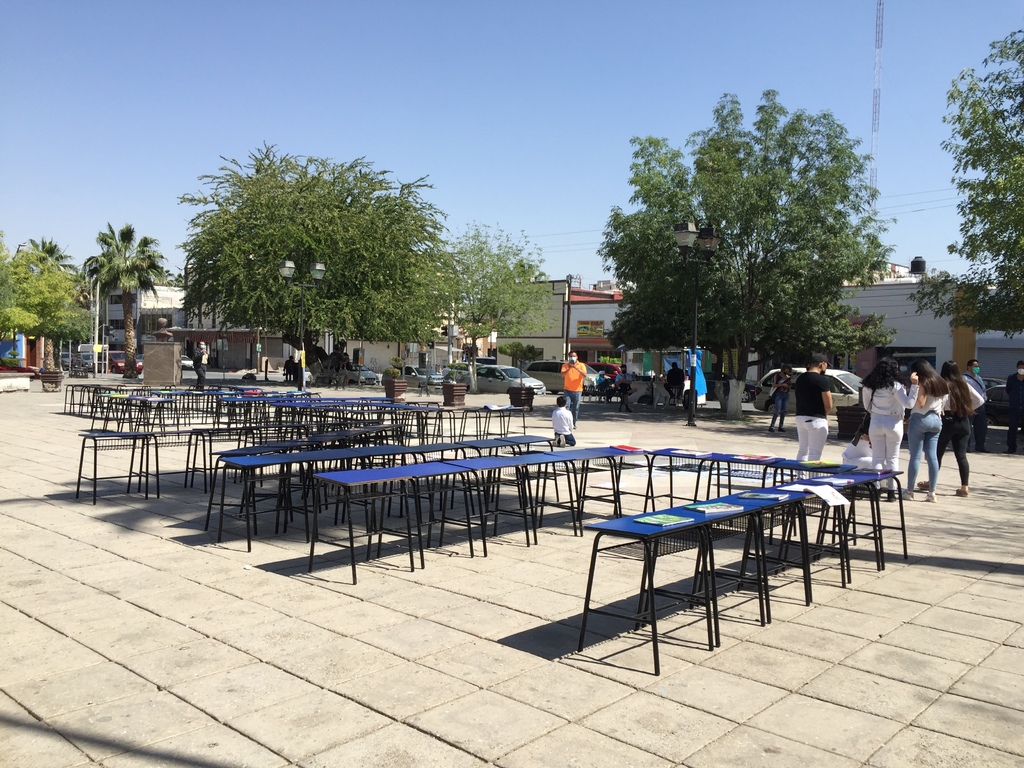 En la Plaza de Armas se colocaron las mesas y sillas de los alumnos de forma que se pudiera leer la frase 'un año'. (GUADALUPE MIRANDA)