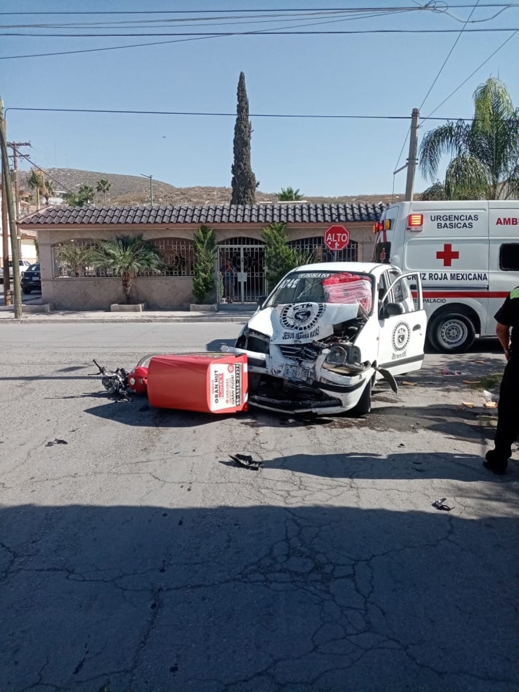 Hasta el lugar arribaron paramédicos de la Cruz Roja de Gómez Palacio y brindaron los primeros auxilios al motociclista. (EL SIGLO DE TORREÓN)
