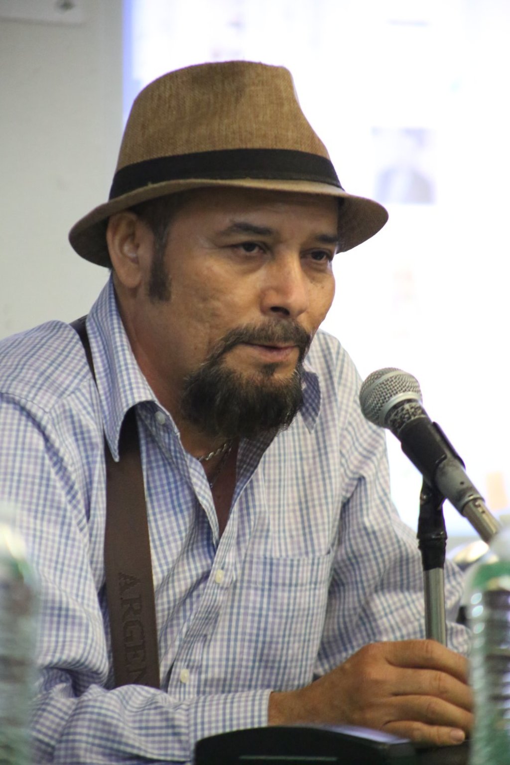 Condecorado. El poeta Rubén Rivera fue el ganador del Premio Bellas Artes de Poesía Aguascalientes 2021. (Especial) 