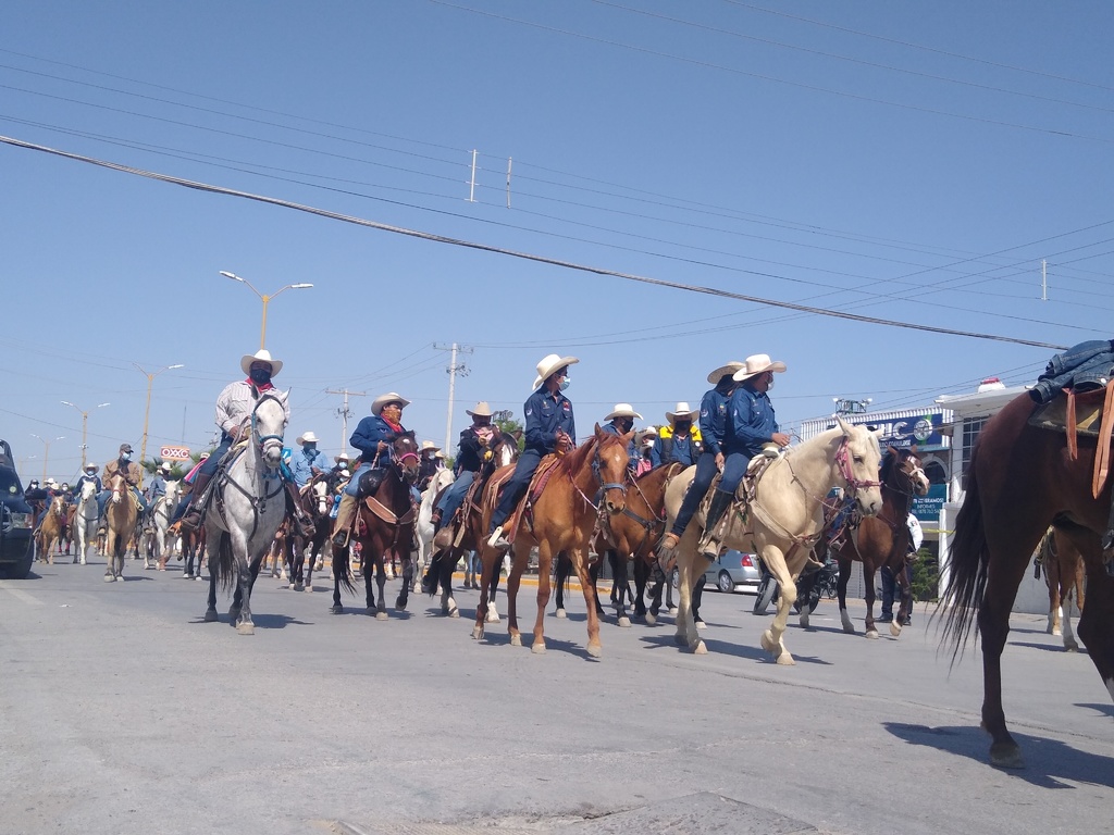 La caravana conformada por cerca de 250 jinetes avanzó hacia algunas calles del centro de la ciudad de Matamoros. (MARY VÁZQUEZ)