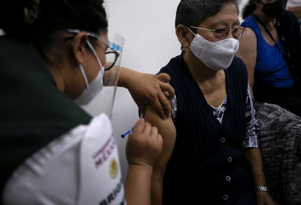 En adultos mayores, 3 millones 895 mil 4 se aplicaron la primera dosis y en 81 mil 884 casos ya se aplicaron ambas. (ARCHIVO)