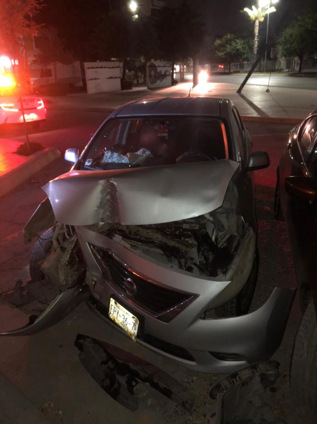 La mujer dijo que al estar circulando otro auto le cerró el paso y al intentar esquivarlo se subió al camellón y chocó con el árbol. (EL SIGLO DE TORREÓN)